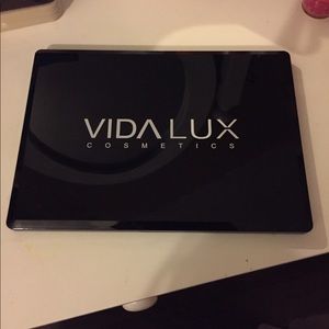 Vida Lux Cosmetics eye shadow